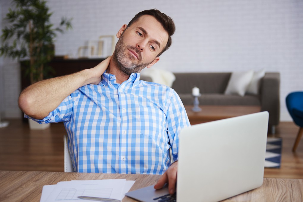 Nackenschmerzen am Arbeitsplatz – Ursachen und Vorbeugungsmaßnahmen