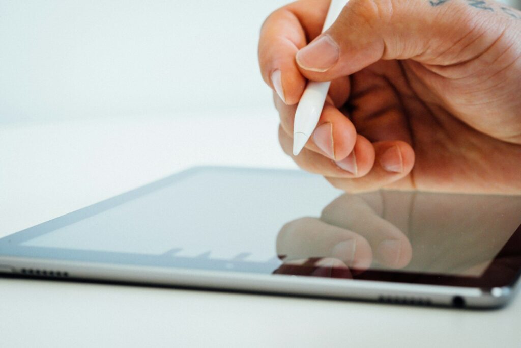 Digitale Signatur auf dem Tablet beim Vertragsabschluss