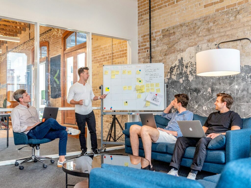 Pareto-Prinzip: Team priorisiert Aufgaben am Whiteboard