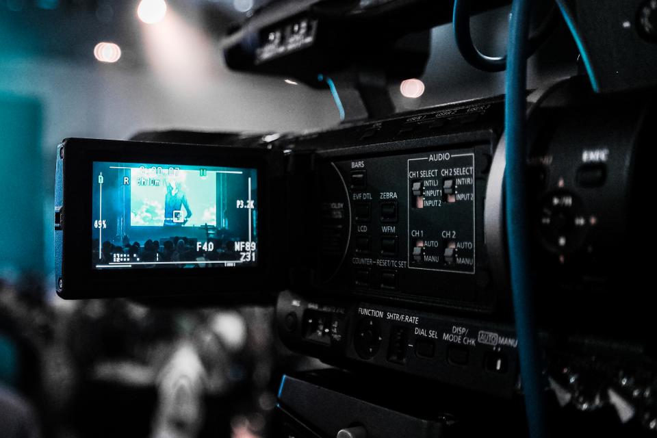 YouTube Kanal kaufen: Übertragung, Risiken und Wert